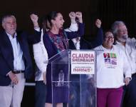 La oficialista Claudia Sheinbaum, ganadora de la elección, saluda a simpatizantes la madrugada de este lunes en la plancha del Zócalo en la Ciudad de México.