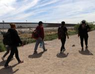 Imagen de migrantes caminando en Ciudad Juárez, México, localidad fronteriza con Estados Unidos.