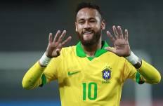 Neymar Jr celebra un gol con la selección de Brasil