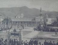 El Palacio de Carondelet y la Plaza de la Independencia en 1909 cuando se inauguró el monumento.