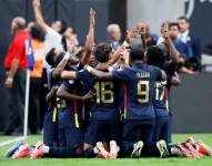Jugadores de la selección de Ecuador celebran el gol de Piero Hincapié ante Jamaica en la Copa América