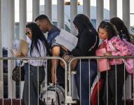 Migrantes hacen fila para solicitar papeles migratorios, este miércoles, en la ciudad de Tijuana, en el estado de Baja California (México).