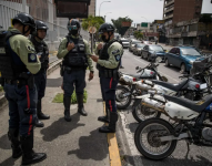 Oficiales de policía participan en un operativo de seguridad en las calles en Caracas
