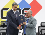 Nicolás Maduro junto al presidente del CNE de Venezuela, Elvis Amoroso.