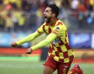 Jeison Medina celebra un gol con Aucas