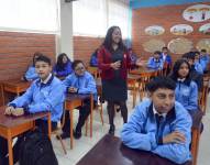 La mañana de hoy con una ligera llovisna estudiantes de la Unidad Educativa Otto Arosemena Gómez, llegarón para la inauguración del Año Lectivo, régimen Sierra - Amazonía, 2024-2025.