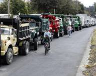 Camiones bloquean una calle durante una protesta de transportadores debido al incremento en el precio del diésel, este jueves 5 de septiembre de 2024 en Bogotá (Colombia).