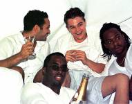 7 de septiembre de 1998, East Hampton, Nueva York, EE.UU.: SEAN ''PUFFY'' P DIDDY COMBS (centro delantero) y LEONARDO DICAPRIO (centro trasero) en la fiesta del día del trabajo de Combs en su casa en East Hampton. En 1998, Sean Combs, también conocido como Diddy, anunció su llegada a East Hampton organizando una fiesta del Día del Trabajo en su nueva casa en Hedges Banks Drive. Lo que entregó el magnate del hip-hop fue la entrega inaugural de una serie de White Parties de verano que finalmente se trasladaron a St. Tropez y Beverly Hills.