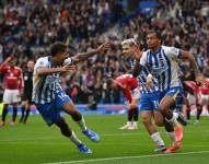 El brasileño Joao Pedro (d) celebra su anotación, que le dio la victoria al Brighton sobre el Manchester United