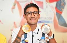 Daniel Pintado exhibe sus dos medallas olímpicas que ganó en París 2024