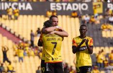 Octavio Rivero celebra su gol con Adonis Preciado en el partido entre Barcelona SC y Mushuc Runa por la Liga Pro