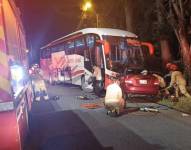 Cuenca: Seis personas, entre ellos tres niños, fallecieron en choque entre un bus y un auto
