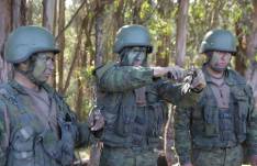 Imagen referencial de cadetes realizando el curso militar