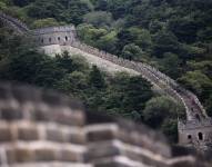 PEKÍN (CHINA), 17/09/2014.- Fotografía fechada este 16 de septiembre y disponible hoy, miércoles 17 de septiembre de 2014, que muestra a unos turistas en la Gran Muralla China en Mutianyu, declarada Patrimonio de la Humanidad por la Unesco, a las afueras de Pekín (China).