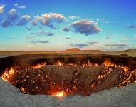 El fuego del cráter llamado Puertas del infierno se ve cerca de Darvaza, Turkmenistán, el sábado 11 de julio de 2020 (AP Photo/Alexander Vershinin)