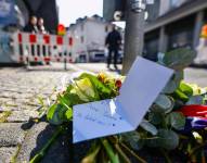 Flores en el lugar del ataque con cuchillo en Solingen. EFE/EPA/Volker Hartmann.