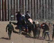 Fotografía de archivo de migrantes caminando hacia la frontera que divide a México de los Estados Unidos, el 23 de febrero de 2024, en Ciudad Juárez.