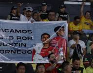 Hincha de Barcelona SC sostiene pancarta con un emotivo mensaje en el partido ante Bragantino