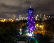 Vista de un árbol navideño en el Jardín Botánico de Quito.