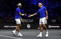 Roger Federer (D) y Rafael Nadal celebran la consecución de un punto durante su partido frente al equipo del Mundo, integrado por los estadounidenses Jack Sock y Frances Tiafoe, en la Copa Laver, el torneo de despedida del suizo, en septiembre de 2022