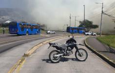 Agentes de la AMT cierran el carril de la Ecovía.