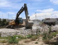 Una retroexcavadora destruye una casa en la parroquia de Calderón.