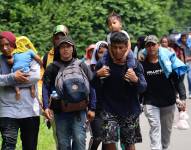 Fotografía de archivo en donde se ven migrantes que caminan en caravana en una carretera de Tapachula, México.