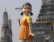 La muñeca más grande del mundo de 'Gokova', de la serie 'El Juego del Calamar' es vista en el río Chao en frente del templo Wat Arun en Bangkok, Tailandia.