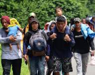 Fotografía de archivo en donde se ven migrantes que caminan en caravana en una carretera de Tapachula, México.