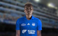 Jefferson Caicedo luce la camiseta de Emelec