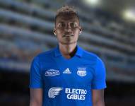 Jefferson Caicedo luce la camiseta de Emelec