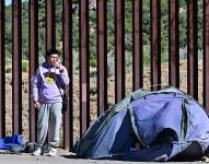 Imagen de un hombre chino en la frontera de Estados Unidos y México.
