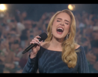 Captura de pantalla. La cantante británica Adele enamoró a su audiencia este viernes en Múnich (sur), en el primero de sus diez conciertos en la capital bávara, con los que la estrella londinense vuelve a actuar en suelo europeo desde 2016 y durante la pausa de su residencia en Las Vegas (EE.UU), iniciada en 2022 y prolongada hasta el otoño de 2024.