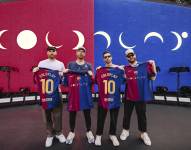 Los miembros de la banda Coldplay posan con las camisetas que el equipo masculino del Barcelona lucirá con el logotipo del grupo británico en el partido del próximo 26 de octubre en el Bernabéu ante el Real Madrid