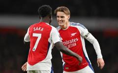 Bukayo Saka y Martin Odegaard, celebrando la goleada.