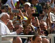 El Papa Francisco saluda a los fieles durante su audiencia general semanal