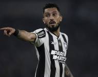 Alex Telles en un partido con el Botafogo