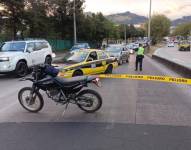 Un agente de tránsito controla el flujo vehicular en Quito.