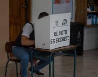 Fotografía de archivo del 15 de octubre de 2023 de Daniel Noboa, mientras vota en la segunda vuelta de las elecciones presidenciales en un colegio electoral en Olón.