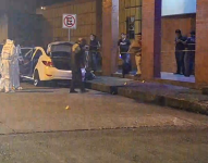 Imagen de policías y personal de Medicina Legal en el exterior de una discoteca, en Lago Agrio, Sucumbíos.