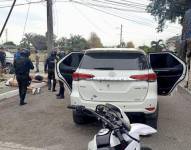 Imagen del vehículo sin placas cuyos ocupantes trataron de ingresar a la Base Aérea Simón Bolívar de Guayaquil.