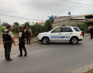 Policías observando el hallazgo de una cabeza humana en Los Pinos, Machala, este 20 de septiembre del 2024.