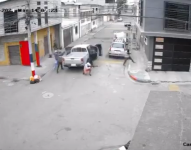 Captura de pantalla de una cámara de seguridad que captó a un hombre disparando con un fusil en el sector de Fertisa, sur de Guayaquil, la tarde del martes 27 de agosto.