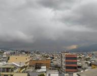 En el sur y centro de Quito ya hay lluvias. En el norte el cielo está nublado.