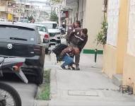 Imagen de agentes de Criminalística recogiendo indicios balísticos en barrio Jocay, Manta, tras el asesinato de un ciudadano croata la mañana de este 26 de noviembre del 2024.