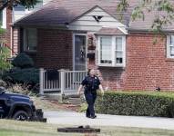 Una policía camina cerca de la casa de Thomas Matthew Crooks, el joven de 20 años identificado por el FBI como la persona que atentó contra el expresidente Donald Trump, durante una investigación en Bethel Park, Pensilvania, EE. UU.