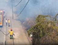 Un incendio forestal se reporta en el cerro Colorado, en el norte de Guayaquil