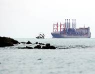 La barcaza turca cuando estuvo anclada frente al Malecón de Salinas, el 8 de agosto de 2024.