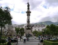 En el centro se ve cómo se erige el Monumento a la Independencia, en el Centro Histórico de Quito.