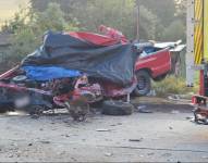 La camioneta quedó destruida tras el choque.